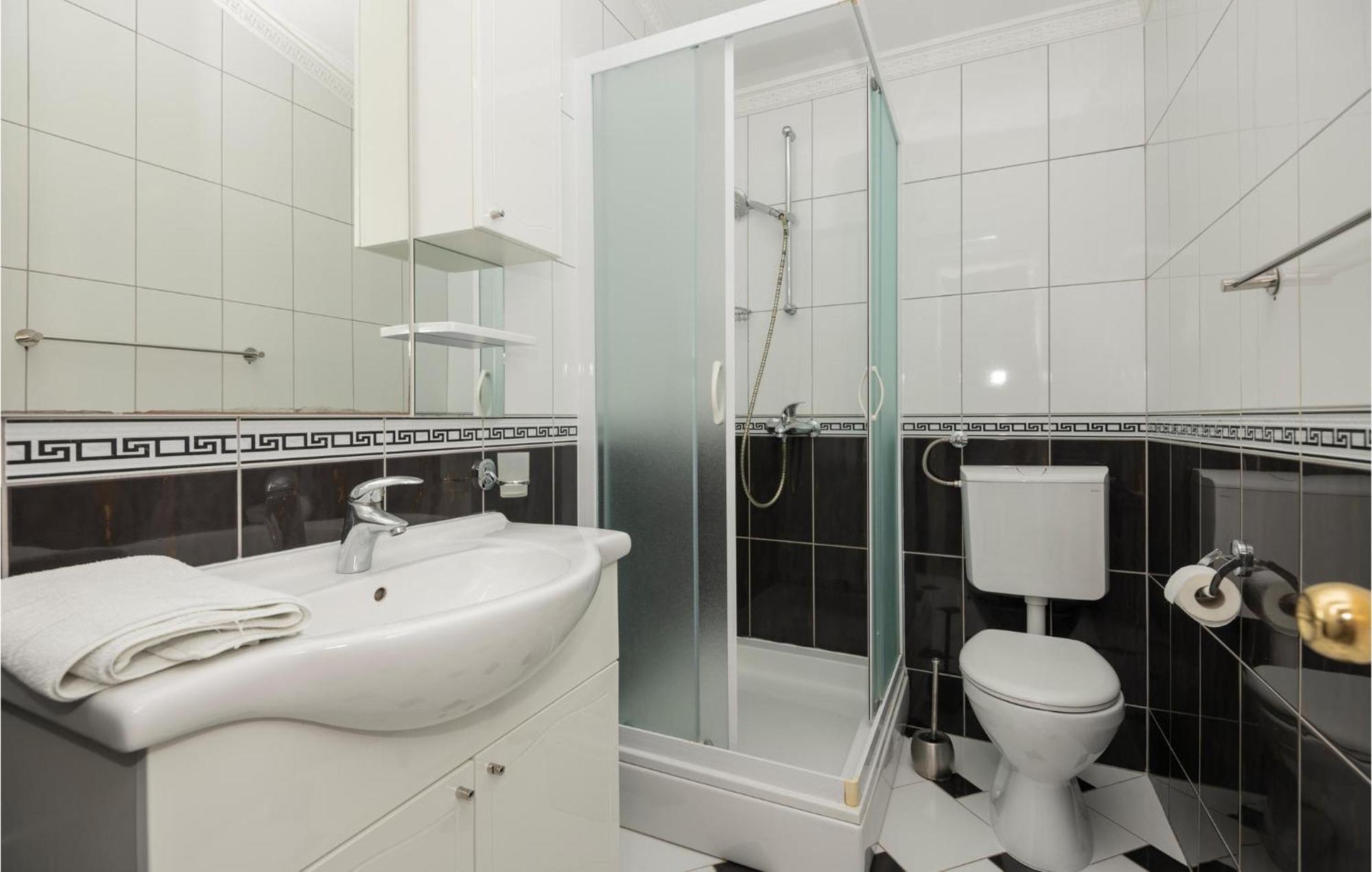 1 Bedroom Stunning Apartment In 马卡尔斯卡 外观 照片